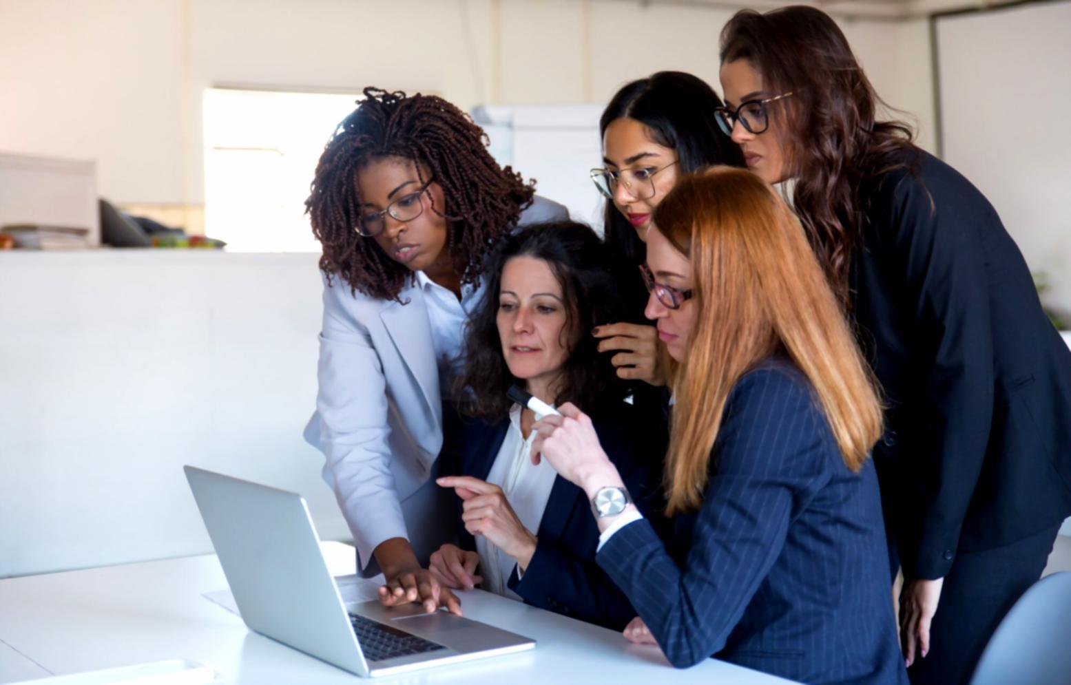 Environnement de formation technique optimal avec ordinateur et outils d'apprentissage