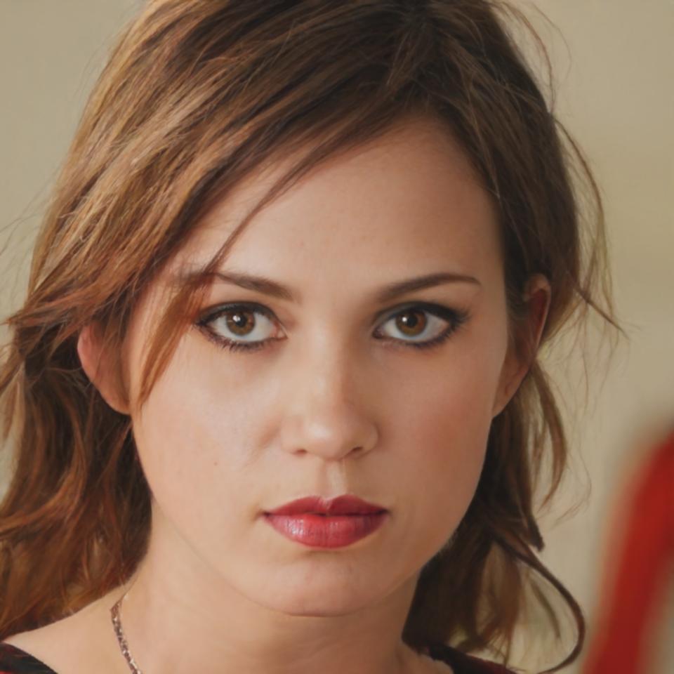 Portrait de Camille Dubois, spécialiste plateforme